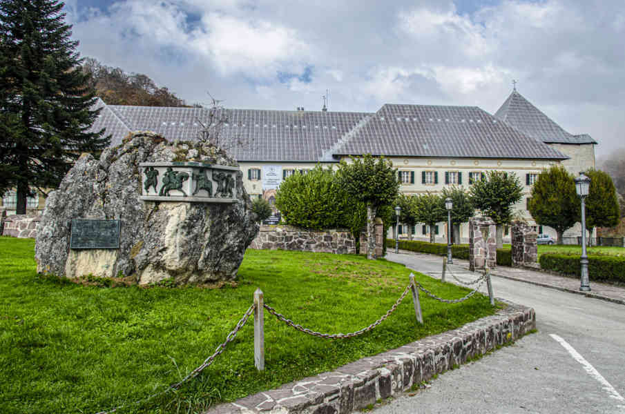 Comunidad Foral de Navarra 170 - Orreaga-Roncesvalles - casa prioral.jpg